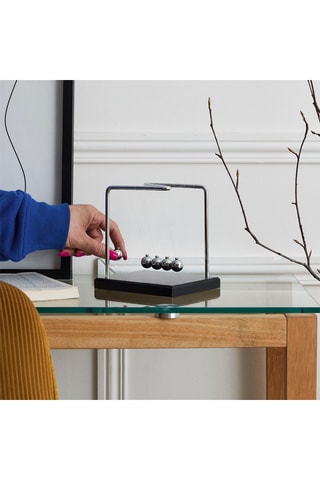 Péndulo de Newton - 11,8 x 14 x 14,5 cm - Plateado y negro