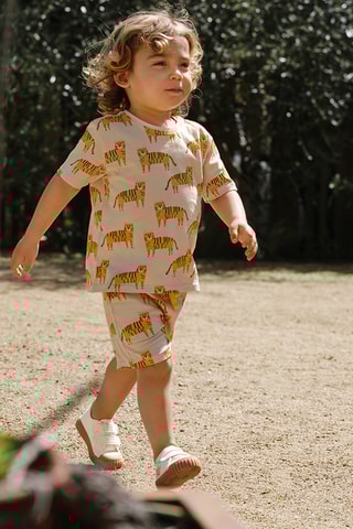 T-shirt e calções - Bege