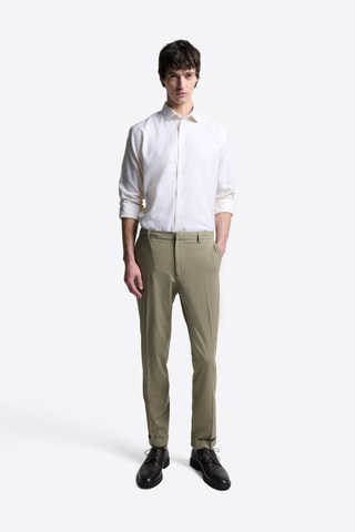 Pantalón slim fit - Verde almendra