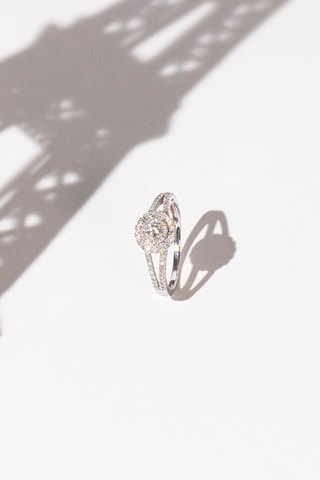 Anel Jaya Ouro branco e diamantes