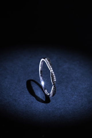 Anello En noir et blanc - Oro bianco e diamanti