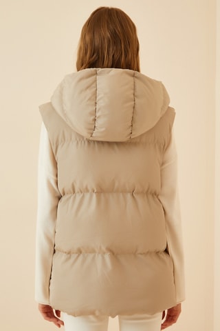 Piumino con cappuccio senza maniche - Beige