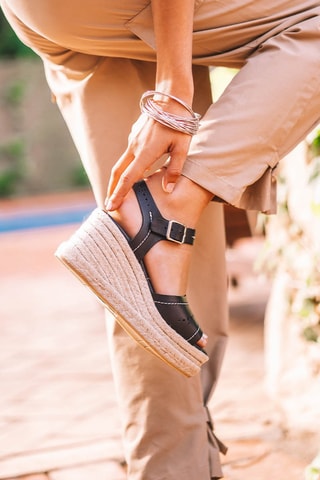 Sandálias com cunha em couro Haide - Camel - Preto