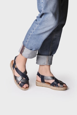 Sandálias com cunha em couro Elia-Bg - Camel e prateado - Preto e azul-marinho