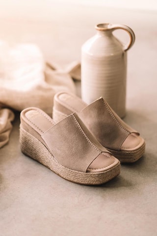 Mules com cunha em nobuck Miriam - Bege - Bege
