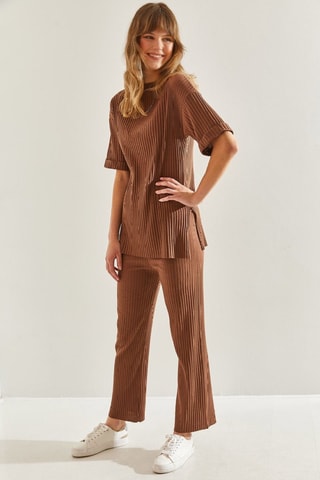 T-shirt e pantaloni - Marrone