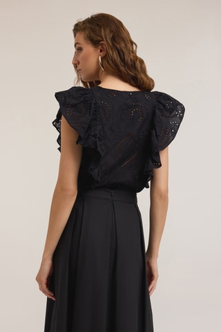 Blusa con bordado inglés - Negro
