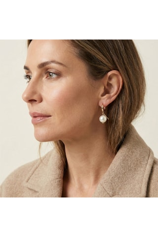 Boucles d'oreilles dorées à l'or jaune et perles d'imitation