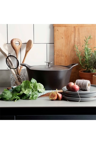 Cocotte ovale en fonte de fer émaillée Volcan 
35 cm - 6 l