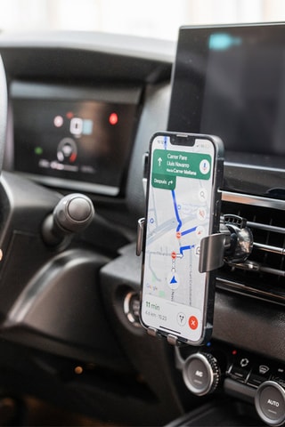 Telefoonoplader en -houder voor in de auto. Zwart