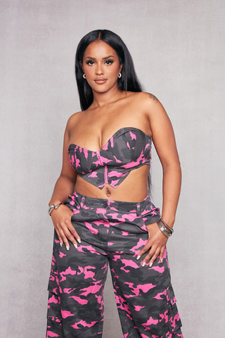 Crop top e pantaloni cargo - Nero e rosa