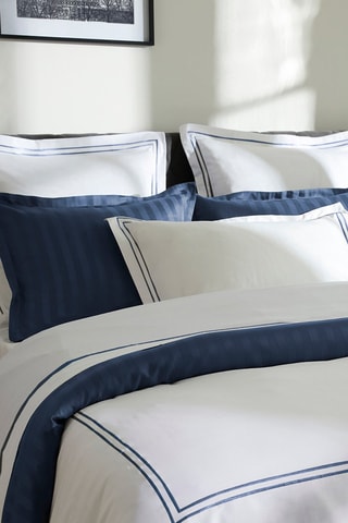 Parure de couette en satin de coton 80 fils/cm² 
Nice - Bleu foncé et blanc