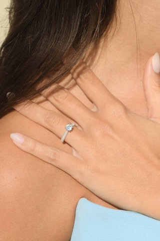 Anillo Tawo - Oro blanco, diamantes y topacio