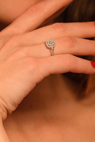 Anillo - 
Oro blanco y diamantes