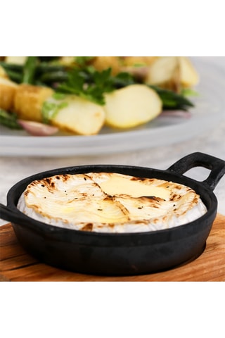 Fuente para gratinar de hierro fundido y bandeja de presentación de madera de arce
