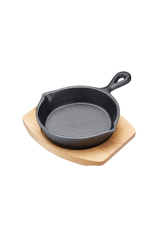 Sartén de metal fundido y tabla de servicio de madera