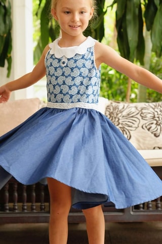 Vestido plisado - Blanco y azul