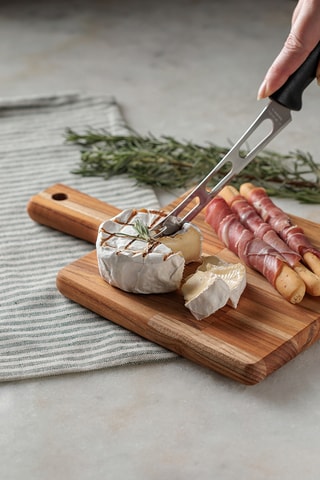 Tabla para cortar y cuchillo para queso
