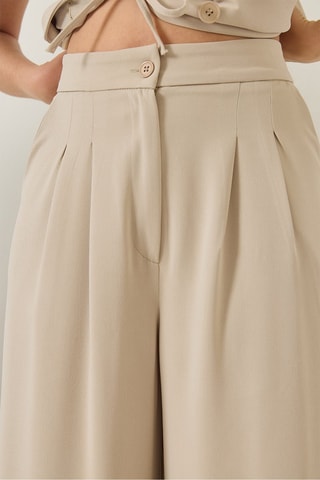 Giacca senza maniche e pantaloni a vita alta - Beige