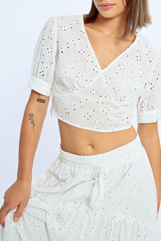 Crop top con bordado inglés - Blanco