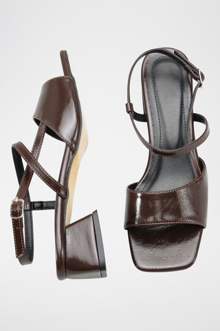 Sandalen met hak. - Bruin
