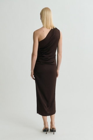 Robe asymétrique satinée avec fronce latérale - Marron