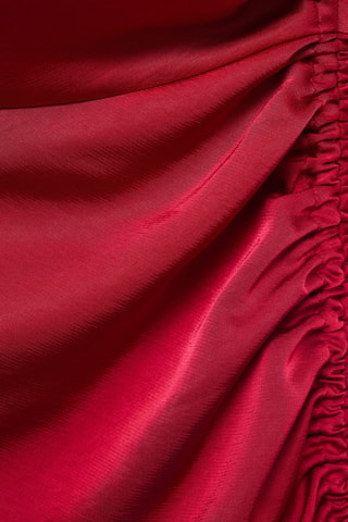 Robe asymétrique satinée avec fronce latérale - Lie-de-vin