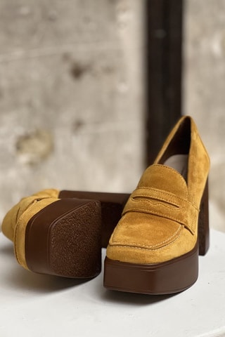 Mocasines de nobuk de tacón Colline - Mostaza