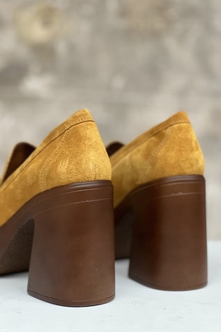 Mocasines de nobuk de tacón Colline - Mostaza