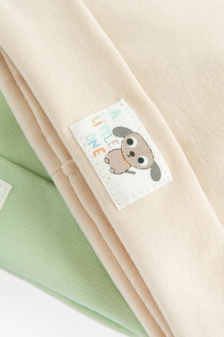 2 bonnets - Vert clair et beige clair
