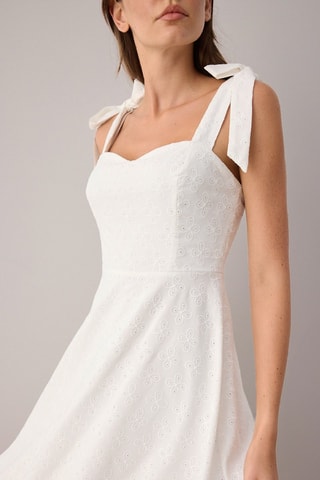 Vestido médio - Branco - Branco