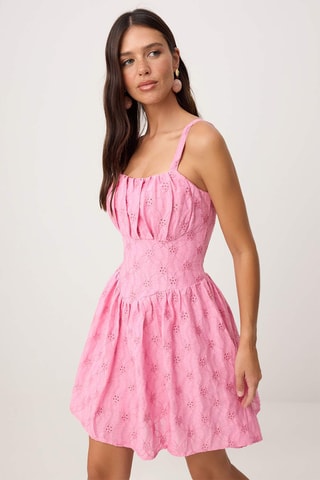 Vestido patinadora em bordado inglês - Rosa