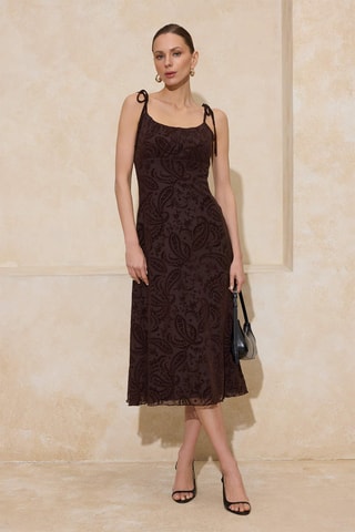 Vestido midi em renda - Castanho