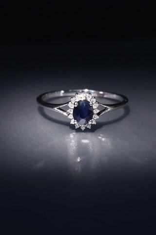 Anillo Héra - 
Oro blanco, diamantes y zafiro