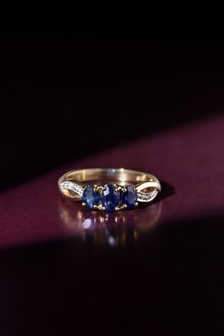 Anillo Dyon - Oro amarillo, diamantes y zafiros