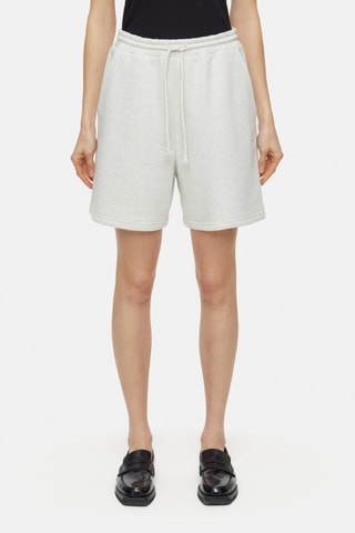 Short relaxed fit. - Crudo