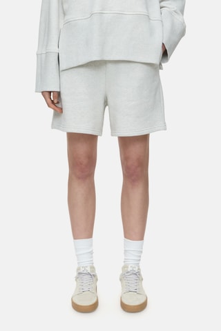 Short relaxed fit. - Crudo