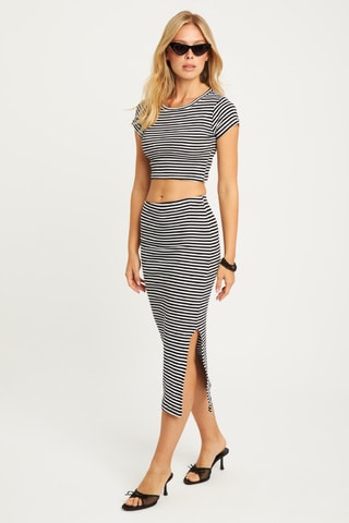 Camiseta cropped y falda midi - Negro y blanco