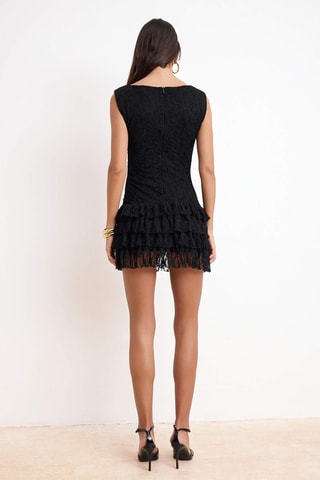 Vestido avolantado de encaje. - Negro