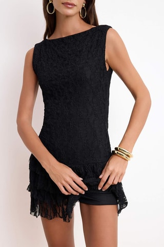 Vestido avolantado de encaje. - Negro