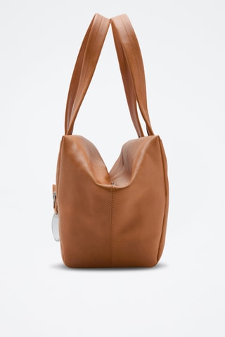 Sac bandoulière moyen en cuir avec breloques - Marron