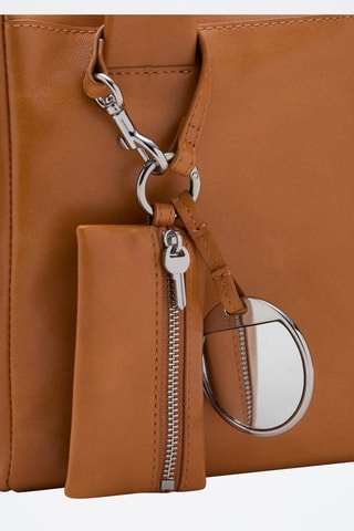 Sac bandoulière moyen en cuir avec breloques - Marron