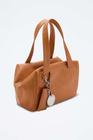 Sac bandoulière moyen en cuir avec breloques - Marron