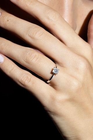 Solitario Brillant Lucia Oro blanco y diamantes