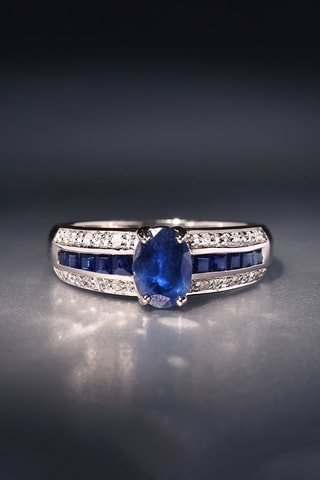 Bague - 
Or blanc, saphirs et diamants