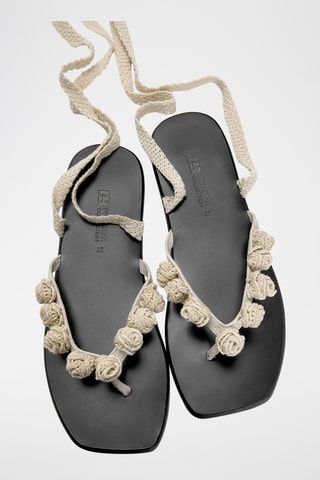 SANDALIA PLANA FLORES CROCHET CRUDO