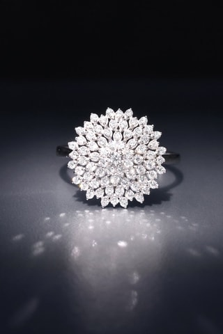 Bague Gathas 
Or blanc et diamants