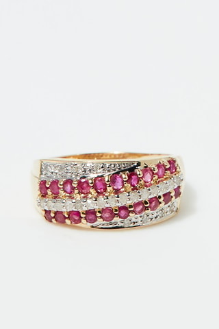 Bague Chemin des Rubis 
Or jaune, diamants et rubis