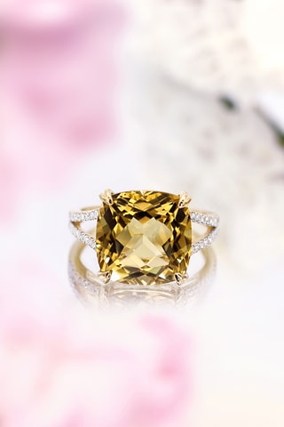 Anillo Pink Fiction - Oro amarillo, diamantes y cuarzo amarillo