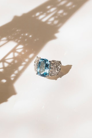 Anillo Toliara - Oro blanco, diamantes y topacio